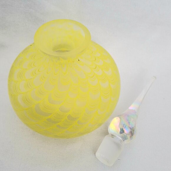Vintage Handblown Art Glass Perfume Bottle – Yellow Frosted with Iridized Stoppe - Picture 3 of 6